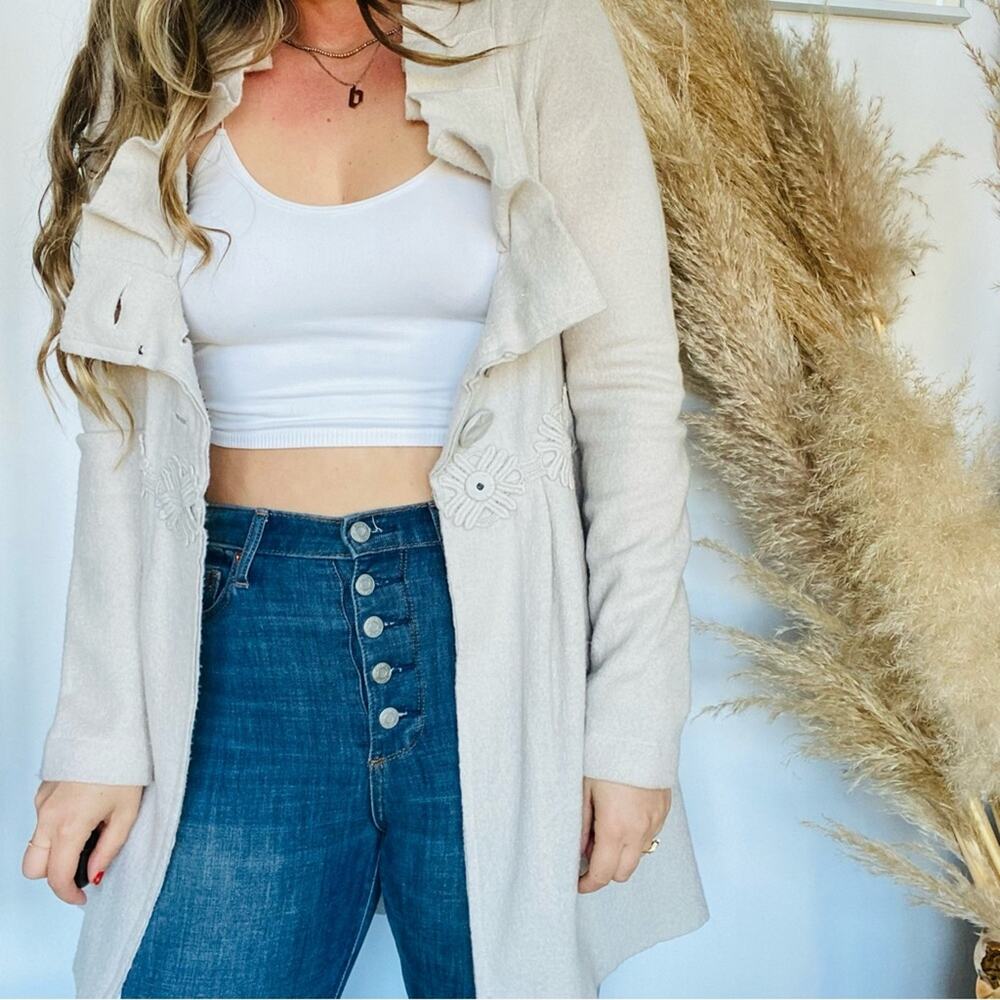 ANTHROPOLOGIE CHARLIE ROBIN Cream Tan Ruffle Button Floral Sweater Jacket Coat M